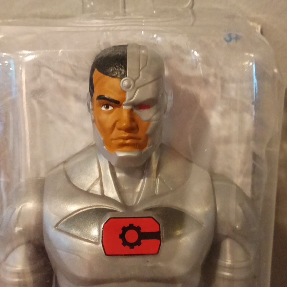 DC Cyborg Action Figure - Picture 2 of 4